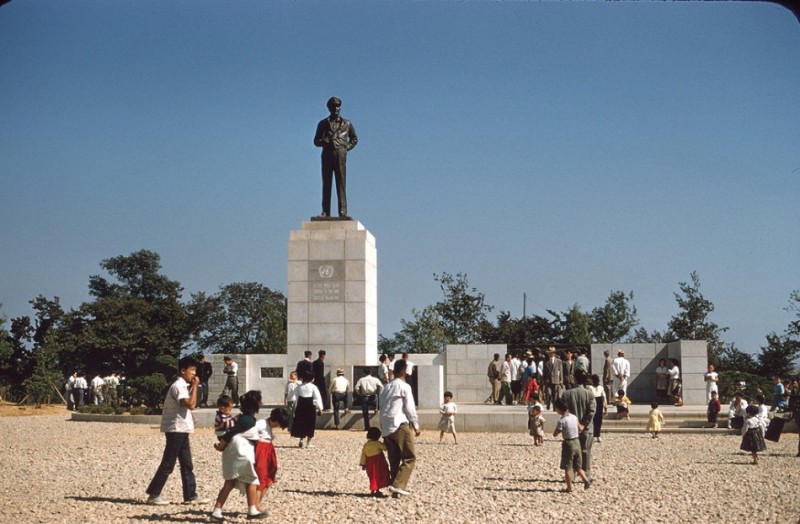 164 MacArthur Statue, Incheon, 1957.jpg