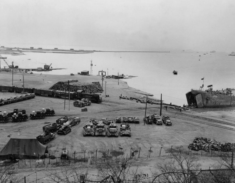 z4b 1953 MR Korea Beach Area of Port of Inchon LSTs.jpg