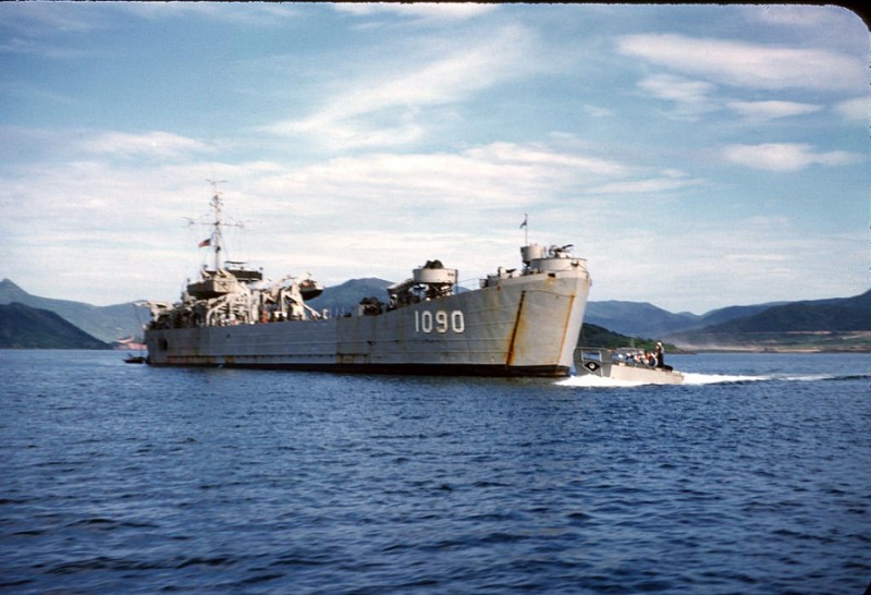 40 USS Russell County, 1953.jpg