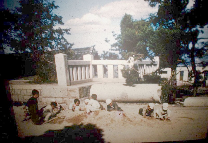 35b 35MM SLIDE SEOUL KOREA 1948 KOREAN CHILDREN PLAYING IN SAND.JPG