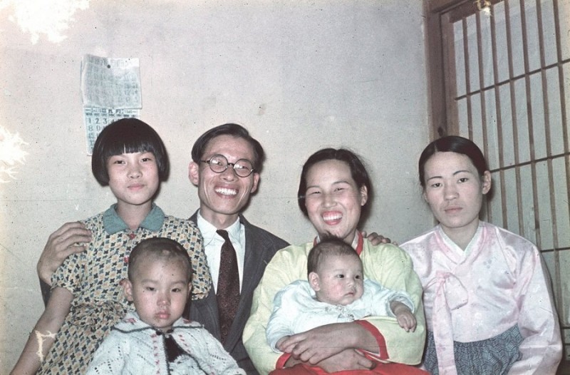 Interpreter Lee and his family, September 1946.jpg