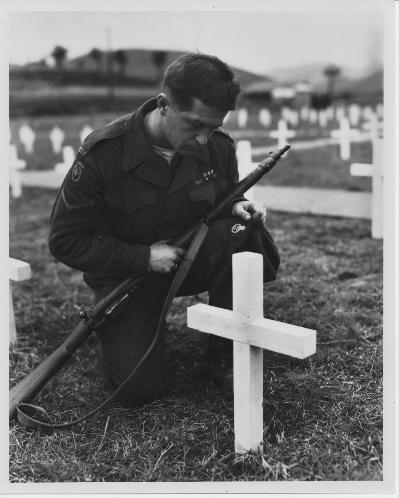 iMfAUn5(Soldier kneels at the grave of a fallen comrade, 1951).jpg