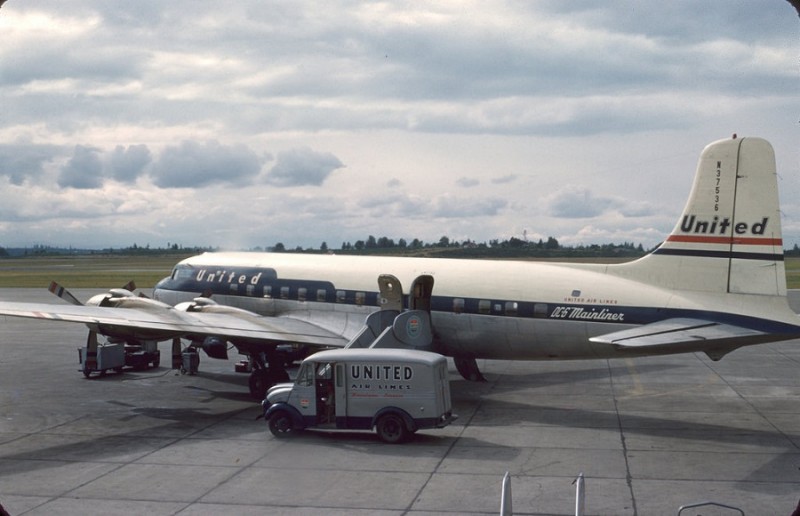 T United Airlines DC-6 Mainliner.jpg